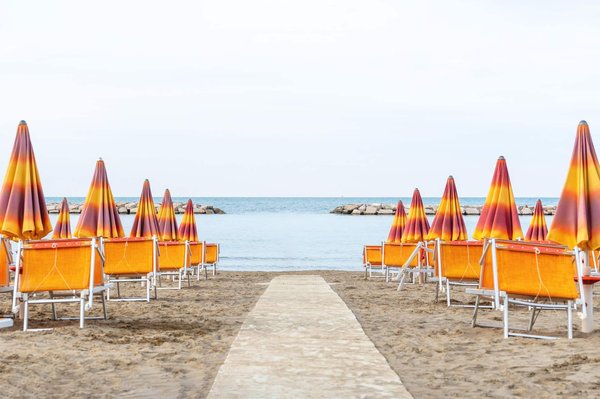 Quelle est l'utilité d'un parasol publicitaire dans la communication ?