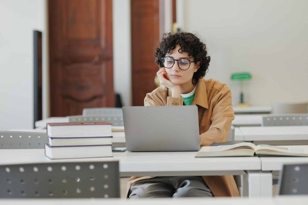 Boostez votre carrière avec une formation assurance en ligne